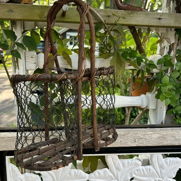 North Fork Wine Basket made from Grapevine, Twig and Chicken Wire. - Picture 3 of 6